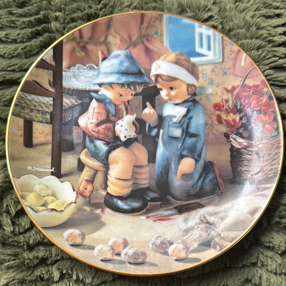 MJ Hummel 1992 Collector Plate “Tender Loving Care” Danbury Mint